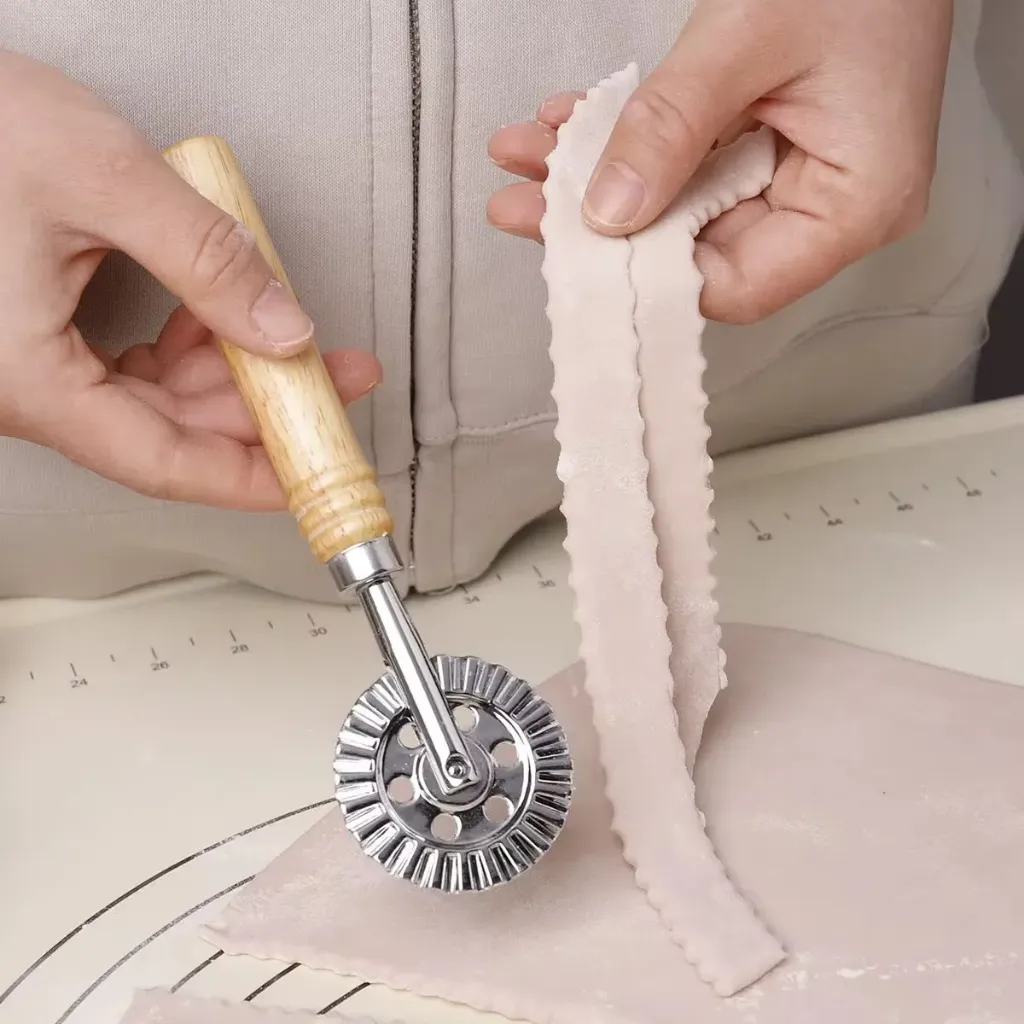 Roulette a raviolis et pâtisserie, conçus pour couper et sceller les pates fraichres